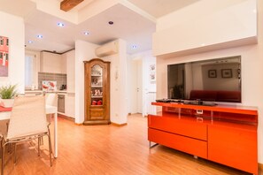 Apartamento, 1 quarto | Área de estar | TV de tela plana