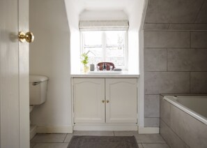 Combined shower/bathtub, hair dryer, towels