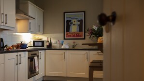 Een koelkast, een microgolfoven, een oven, een vaatwasser