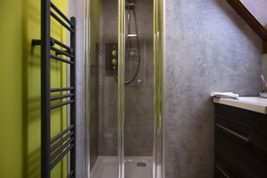 Ducha, secador de pelo y toallas