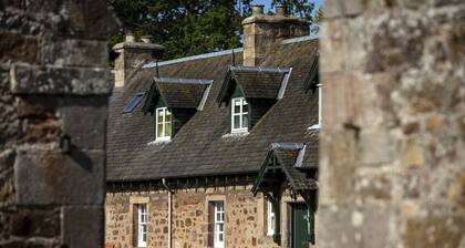 Elm Cottage - a charming traditional stone cottage with 2 bedrooms on Arniston Estate