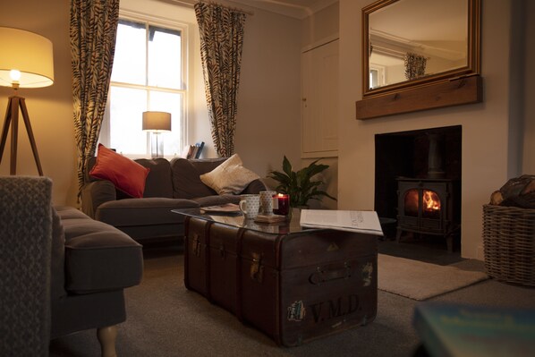 Un reproductor de DVD, libros