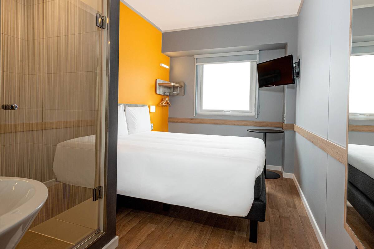 Premium bedding, free cots/infant beds, free WiFi, bed sheets
