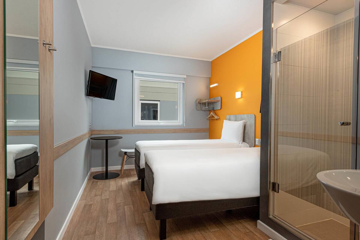 Premium bedding, free cots/infant beds, free WiFi, bed sheets