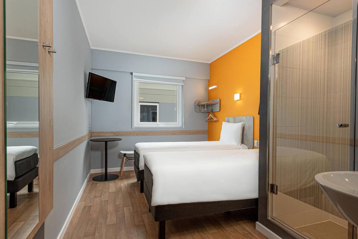 Premium bedding, cribs (free), WiFi (free), bed sheets