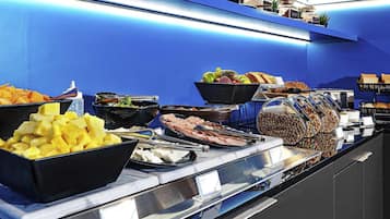 Petit déjeuner continental (48 PEN par personne)