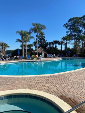 Utendørsbasseng og et oppvarmet basseng