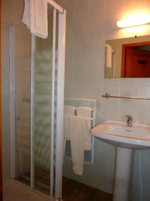 Dusche, Haartrockner, Handtücher