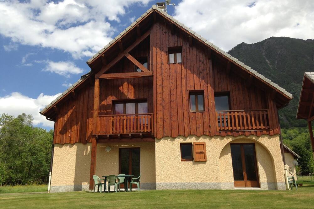 2\/4-person apartment in a ground-floor chalet + Terrace + Swimming pool
