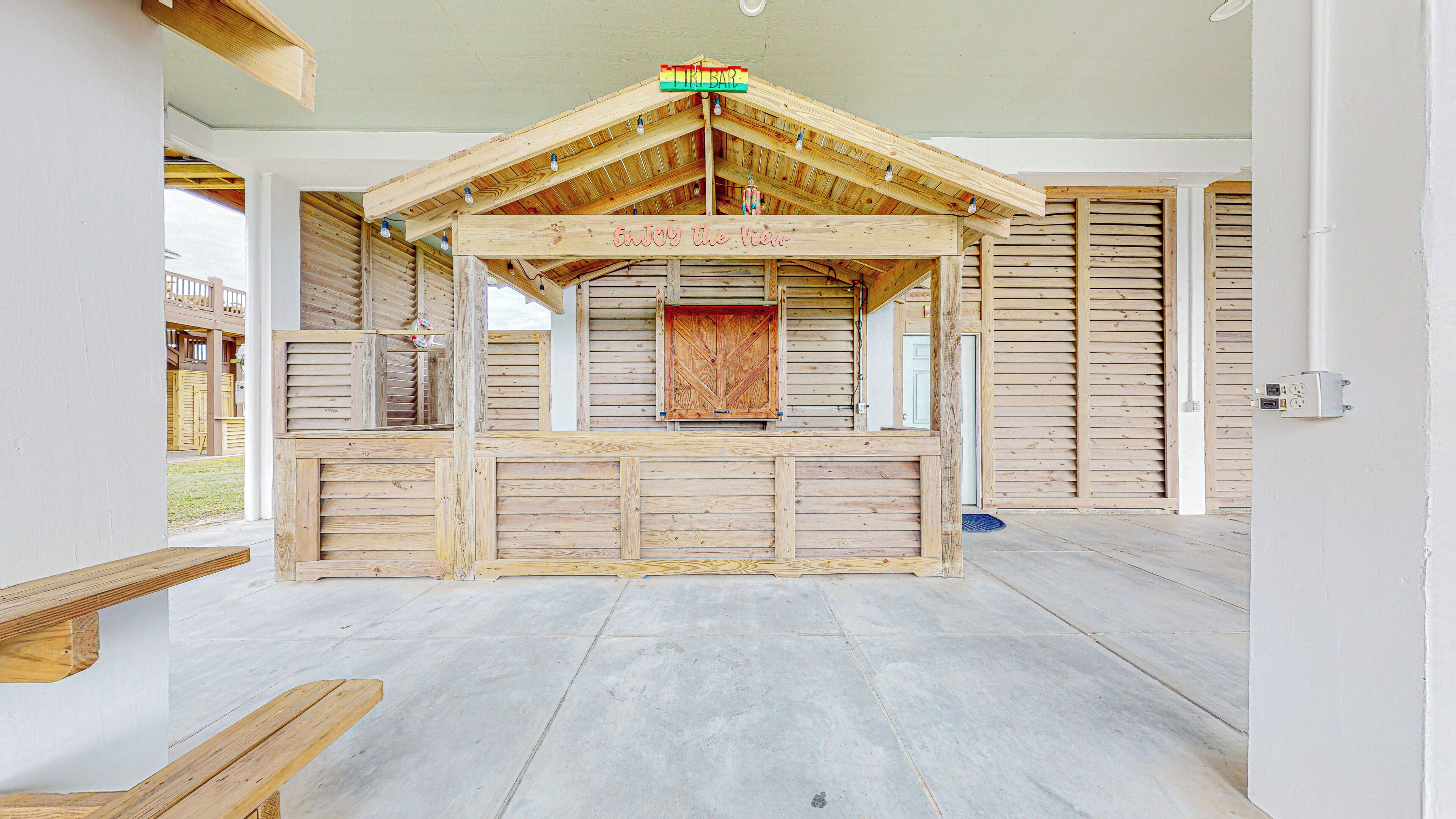 Une structure en bois sur laquelle on peut lire l’inscription « Profitez de la vue » et, au-dessus, une autre inscription indiquant « Trouvez un bar ».