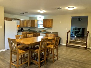 Fridge, microwave, oven, stovetop - 3 bd/2 ba with large yard only 2 miles from beach! (Rockport)