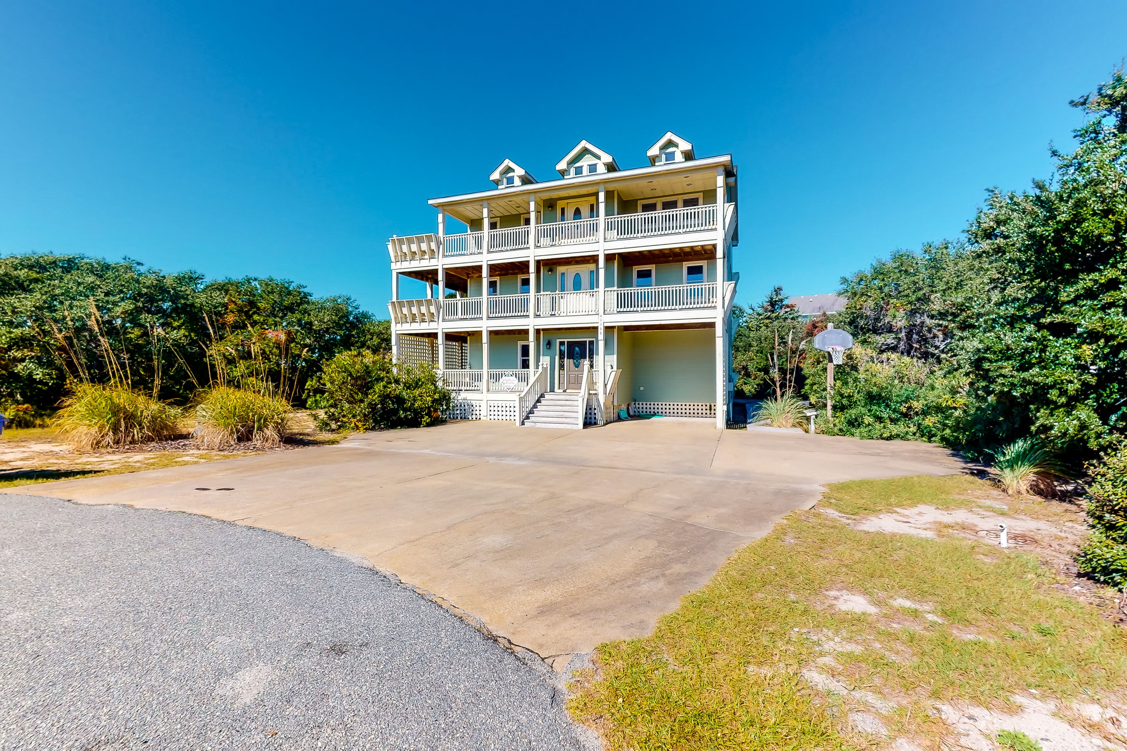 Sound-view home with private pool, hot tub, fireplace, pool table & central AC