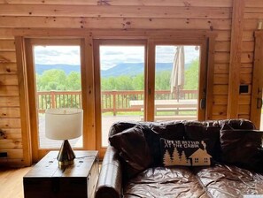 Smart TV, fireplace, DVD player, ping pong - The Cabin Escape to Luxury, Privacy and Views (Prattsville)