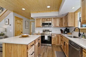 Fridge, microwave, oven, stovetop - New Log Cabin in the Valley, Elk Experience, Year Round Access (Maggie Valley)