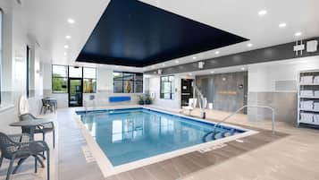 Inomhuspool och solstolar
