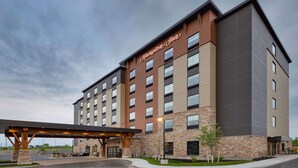 A Hampton Inn hotel with a modern design, featuring a brick facade and multiple windows. - Hampton Inn Verona at Turning Stone (Verona)