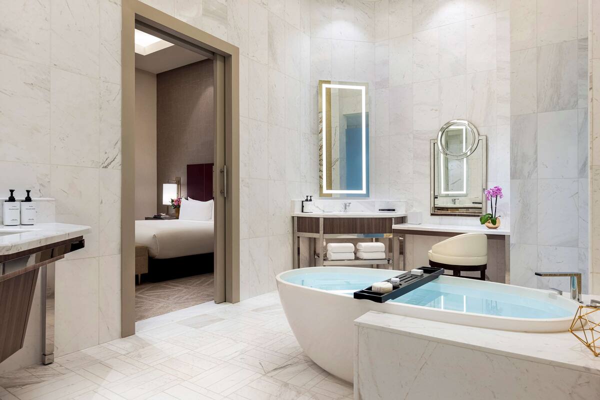 ห้องลักซ์ชัวร  ี่สวีท, 2 ห้องนอน (Strip View, 2 King Beds) | ห้องน้ำ | เรนชาวเวอร์, ของใช้ในห้องน้ำระดับพรีเมียม, ไดร์เป่าผม, เสื้อคลุมอาบน้ำ