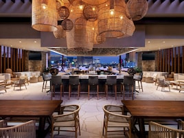 7 bares/lounges, 4 bares ao lado da piscina