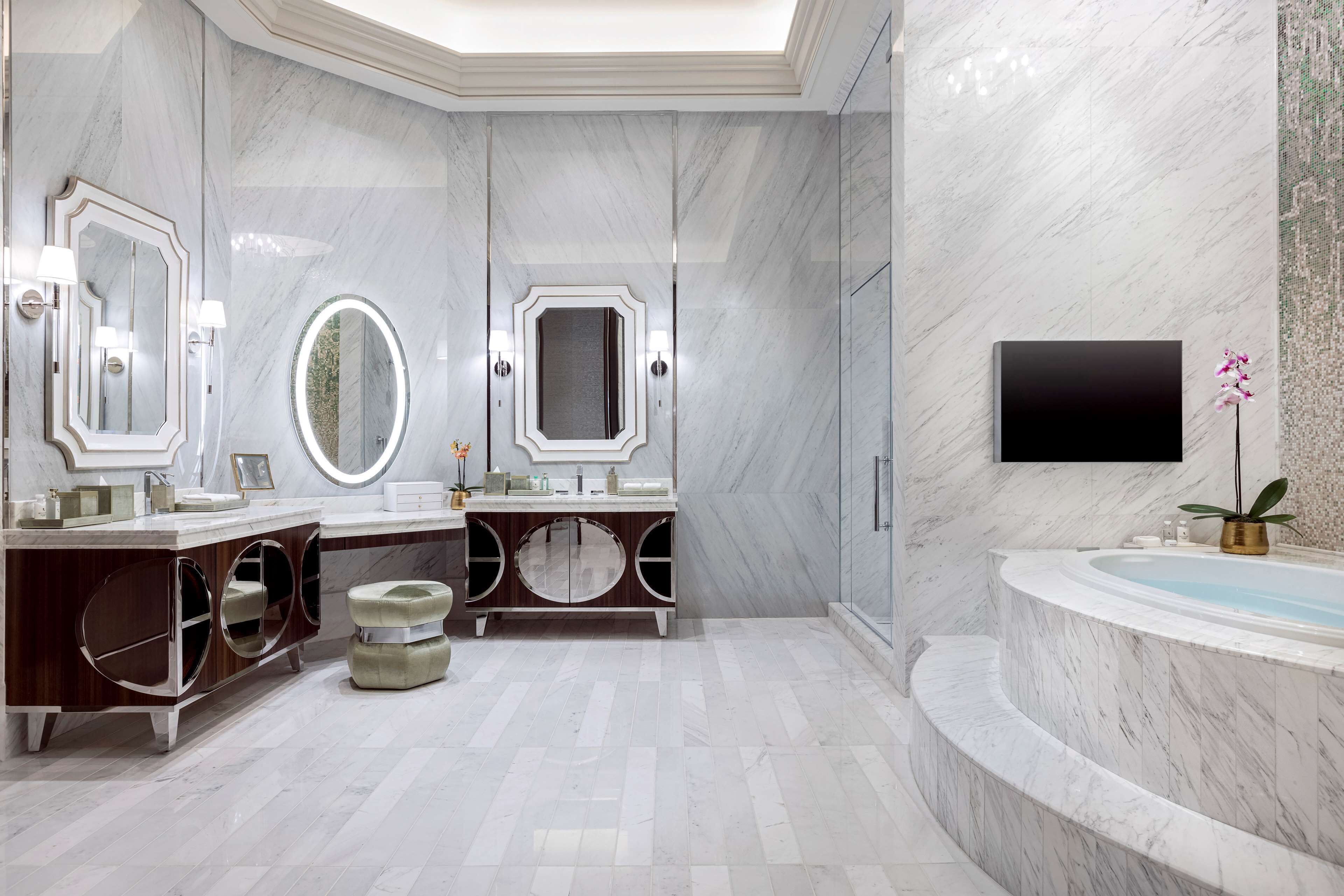 Regendusche, Designer-Toilettenartikel, Haartrockner, Bademäntel