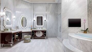 Regendusche, Designer-Toilettenartikel, Haartrockner, Bademäntel