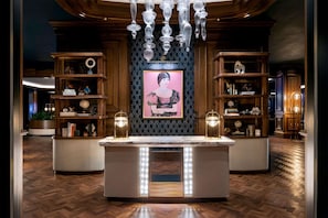 7 quầy bar/khu lounge, 4 quán bar cạnh hồ bơi