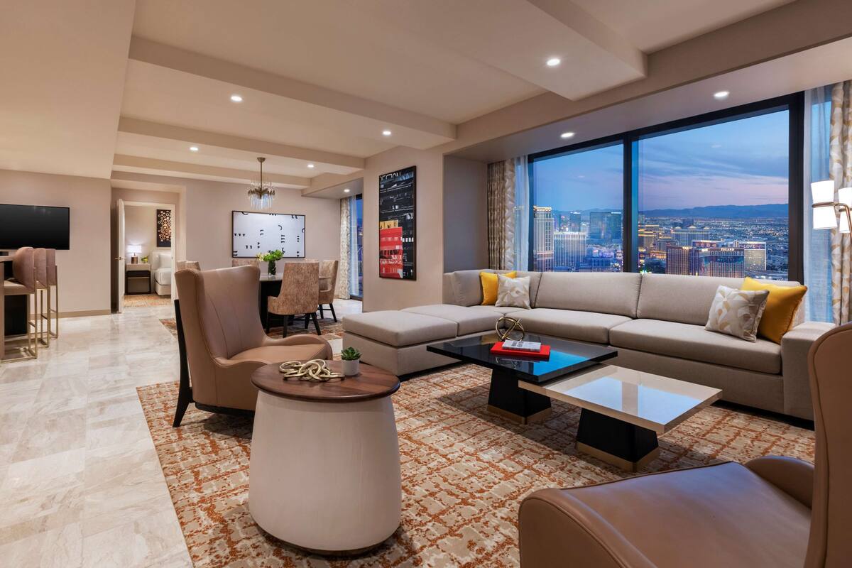 Entertainment Suite, 2 Bedrooms, Strip View (Crockfords West) | บริเวณนั่งเล่น | สมาร์ททีวี 65 นิ้ว พร้อมช่องเค เบิล, ทีวี, Netflix