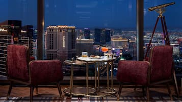 7 bars/lounges, 4 poolside bars