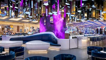 7 bars/lounges, een poolbar
