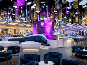 7 bares, bar junto a la piscina