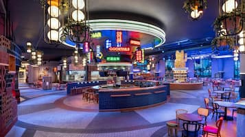 7 bars/lounges, een poolbar