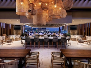 7 bars/lounges, poolside bar - Las Vegas Hilton at Resorts World (Las Vegas)