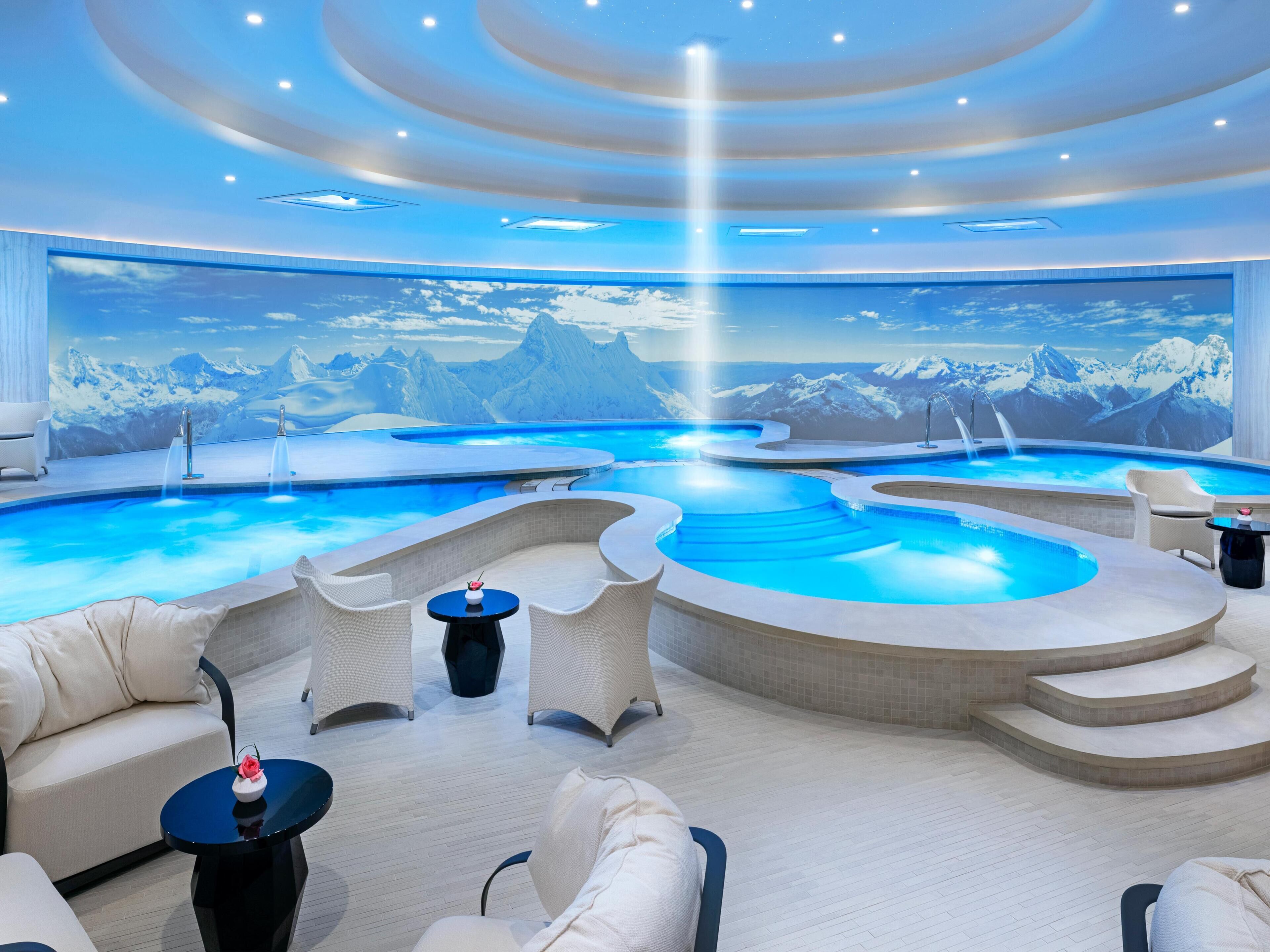 7 つの屋外プール、営業時間 9:00 ～ 16:00、カバ  ナ (有料)、プール パラソル