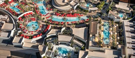 7 piscines extérieures, cabanas (supplément), parasols