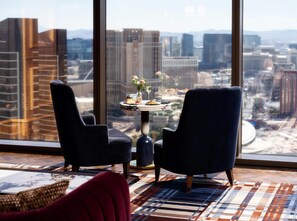 20 间餐厅，供应早餐、午餐和晚餐，本地与国际菜