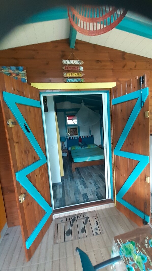 1 chambre, fer et planche à repasser, lit de bébé portatif, Wi-Fi