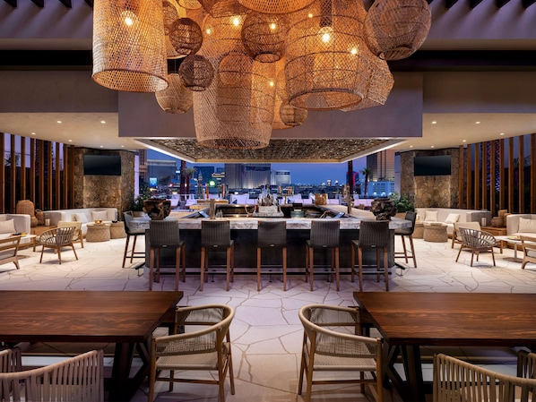 6 bars, 4 bars en bord de piscine