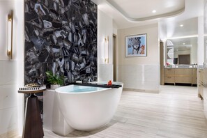 Premium suite, 2 slaapkamers | Badkamer | Een douche, gratis toiletartikelen, een haardroger, badjassen