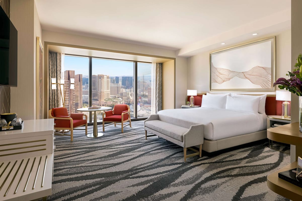 Roupas de cama premium, frigobar, cofres nos quartos