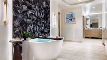 Regadera, amenidades de baño gratuitas, secadora de cabello, batas