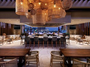 6 bars/lounges, 4 poolside bars - Conrad Las Vegas at Resorts World (Las Vegas)