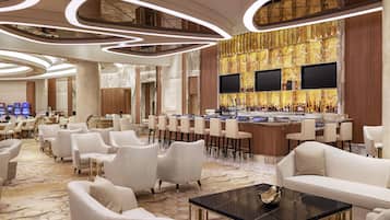 6 bares/lounges, 4 bares ao lado da piscina