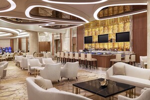 6 bares, 4 bares junto a la piscina