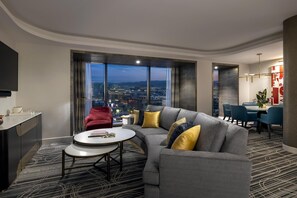 Suite, 2 slaapkamers (2 King Beds, Strip View) | Woonruimte | Een 55-inch flatscreentelevisie met kabelzenders, televisie en Netflix