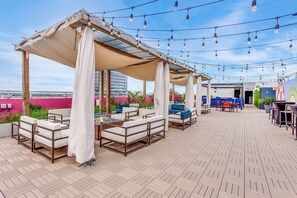 Serveert ontbijt, lunch en diner