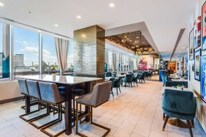 Rooftop bar - SERENA Hotel Aventura Miami, Tapestry Collection by Hilton (Aventura)