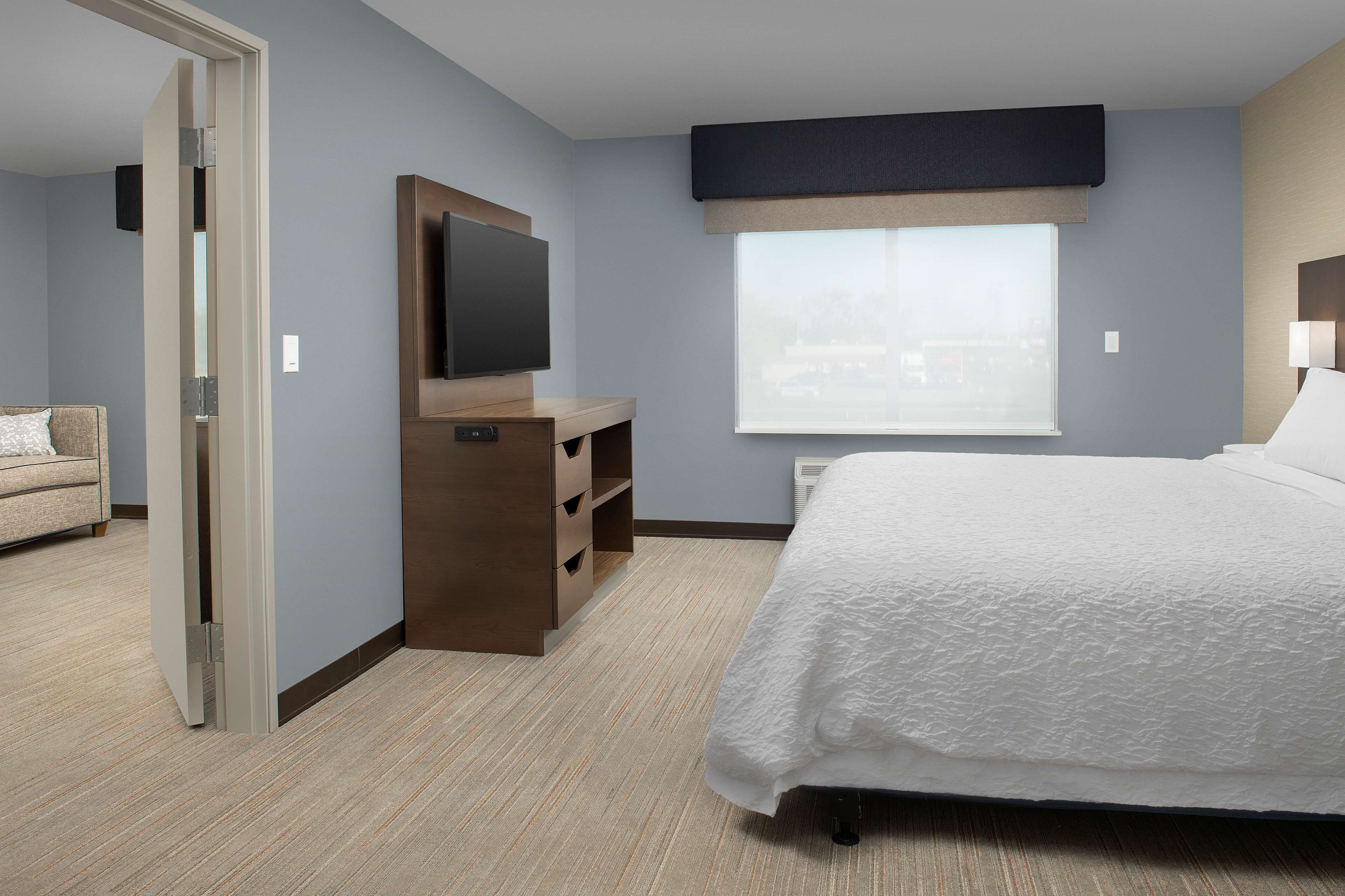 suite, 1 king bed, accessible, bathtub | desk, laptop workspace, bed sheets