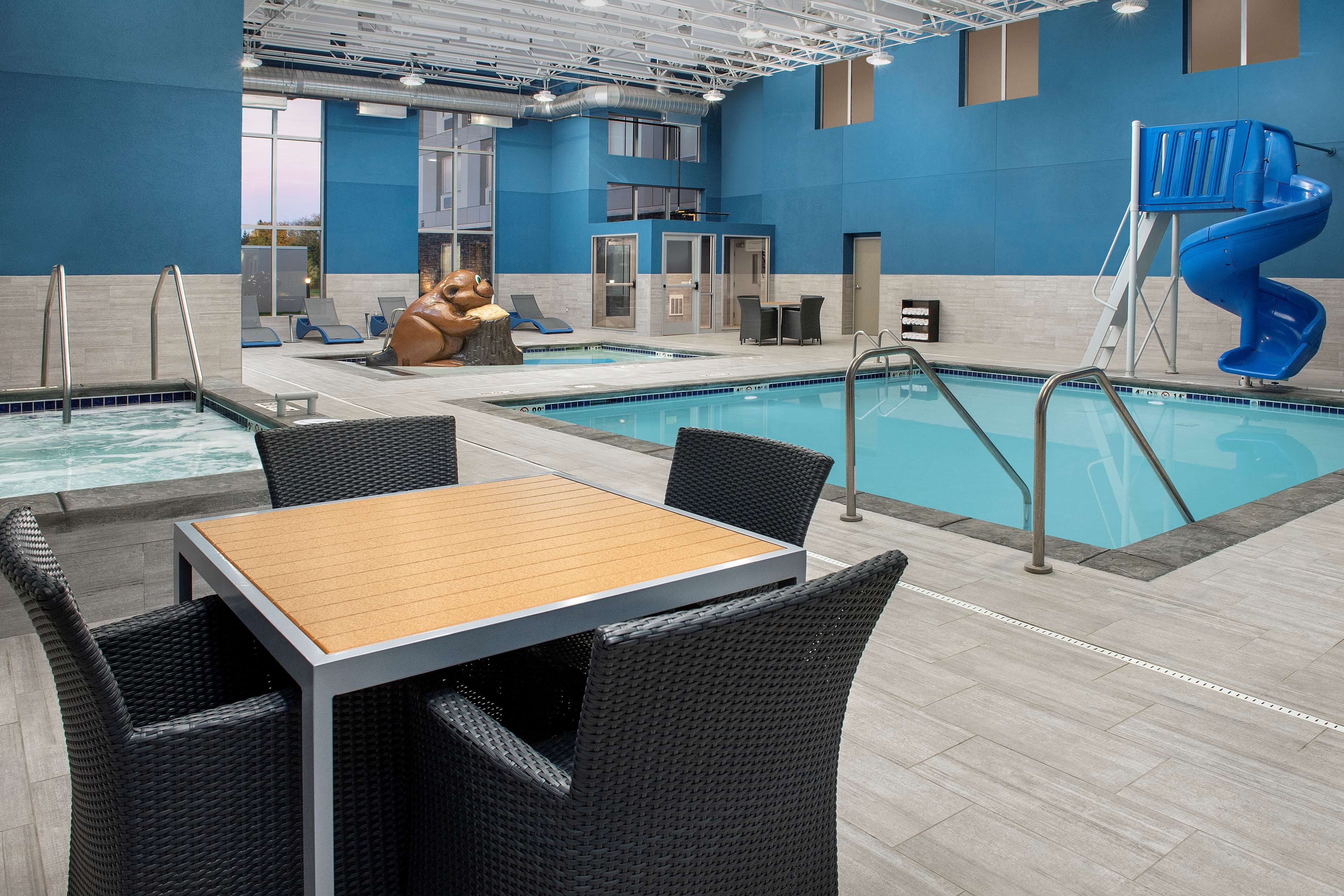 Indoor pool, sun loungers