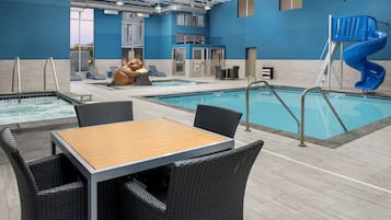 Piscine couverte, chaises longues