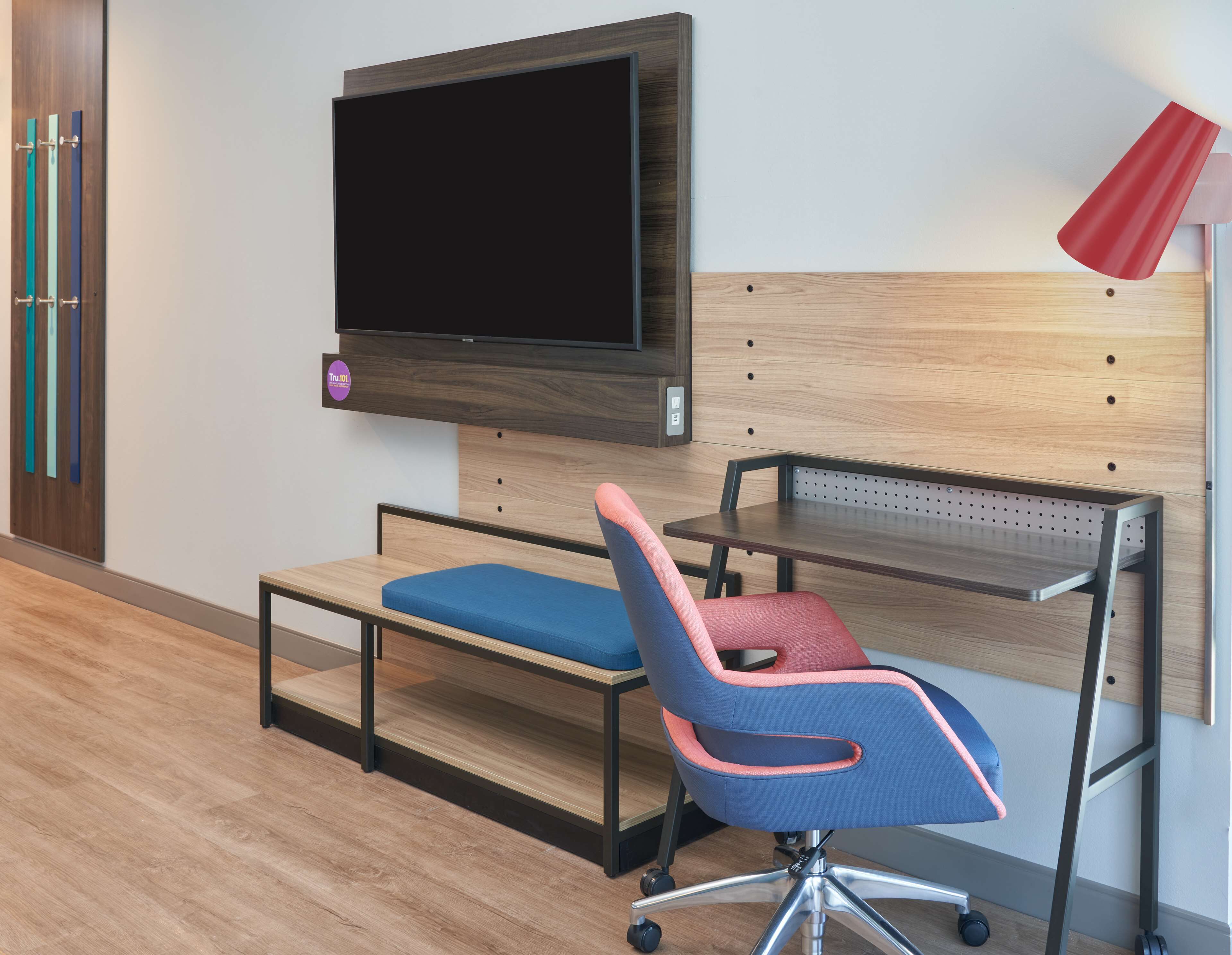 1 bedroom, desk, laptop workspace, soundproofing