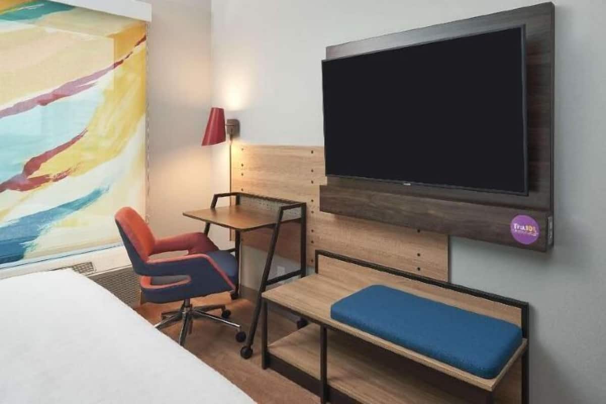 Desk, laptop workspace, soundproofing, free WiFi